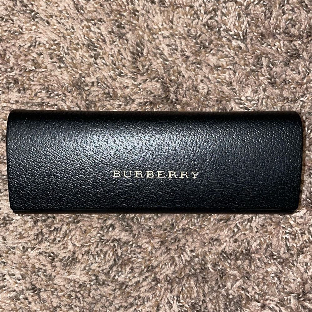 Burberry glasses case 👓